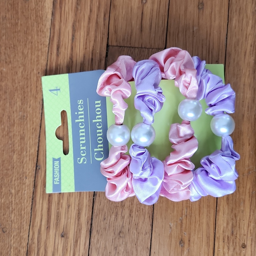 4 Pearl Scrunchies